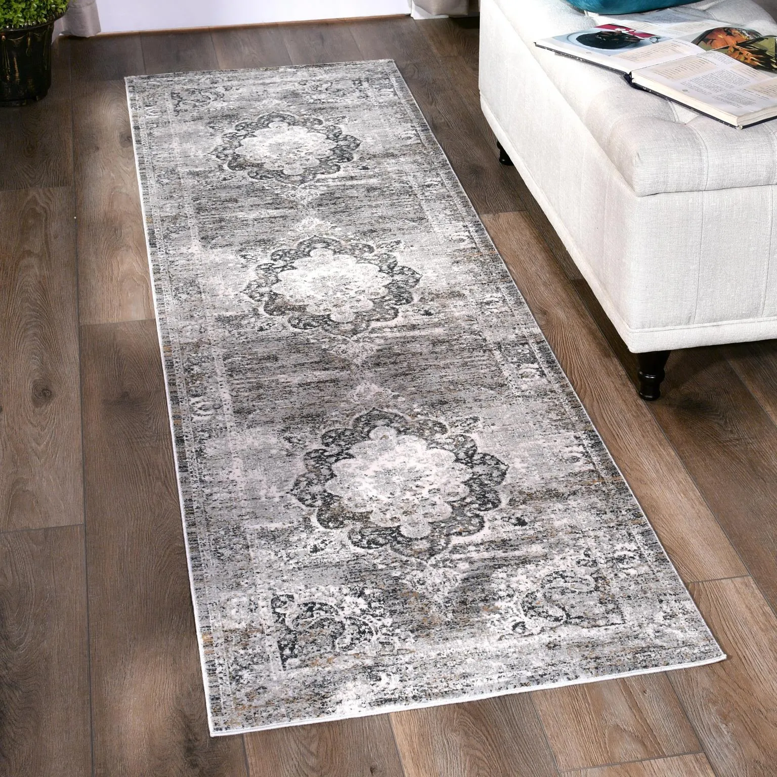 CHRISTIAN Area Rug - 7'6'' x 2'2'' - CY0528